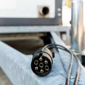 Spoeltoilet op aanhangwagen electriciteit