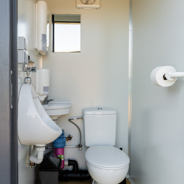 Spoeltoilet op aanhangwagen - binnenkant