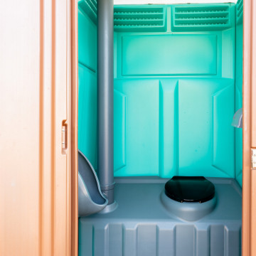 Toiletcabine op aanhangwagen