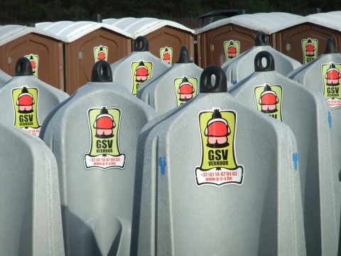 Toiletcabines en urinoirs op festival